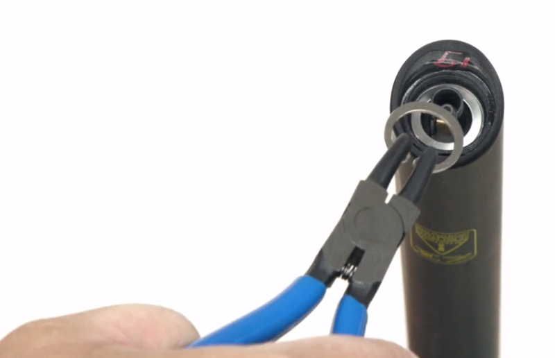 Instale el anillo de resorte de la arandela